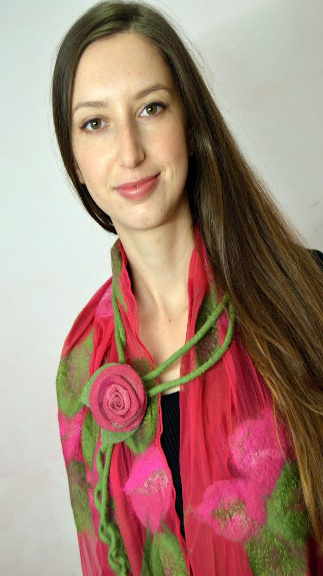 Scarf rosa with model